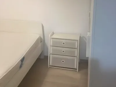 dormitor luminos pat alb apartament inchiriere Sector 5 București
